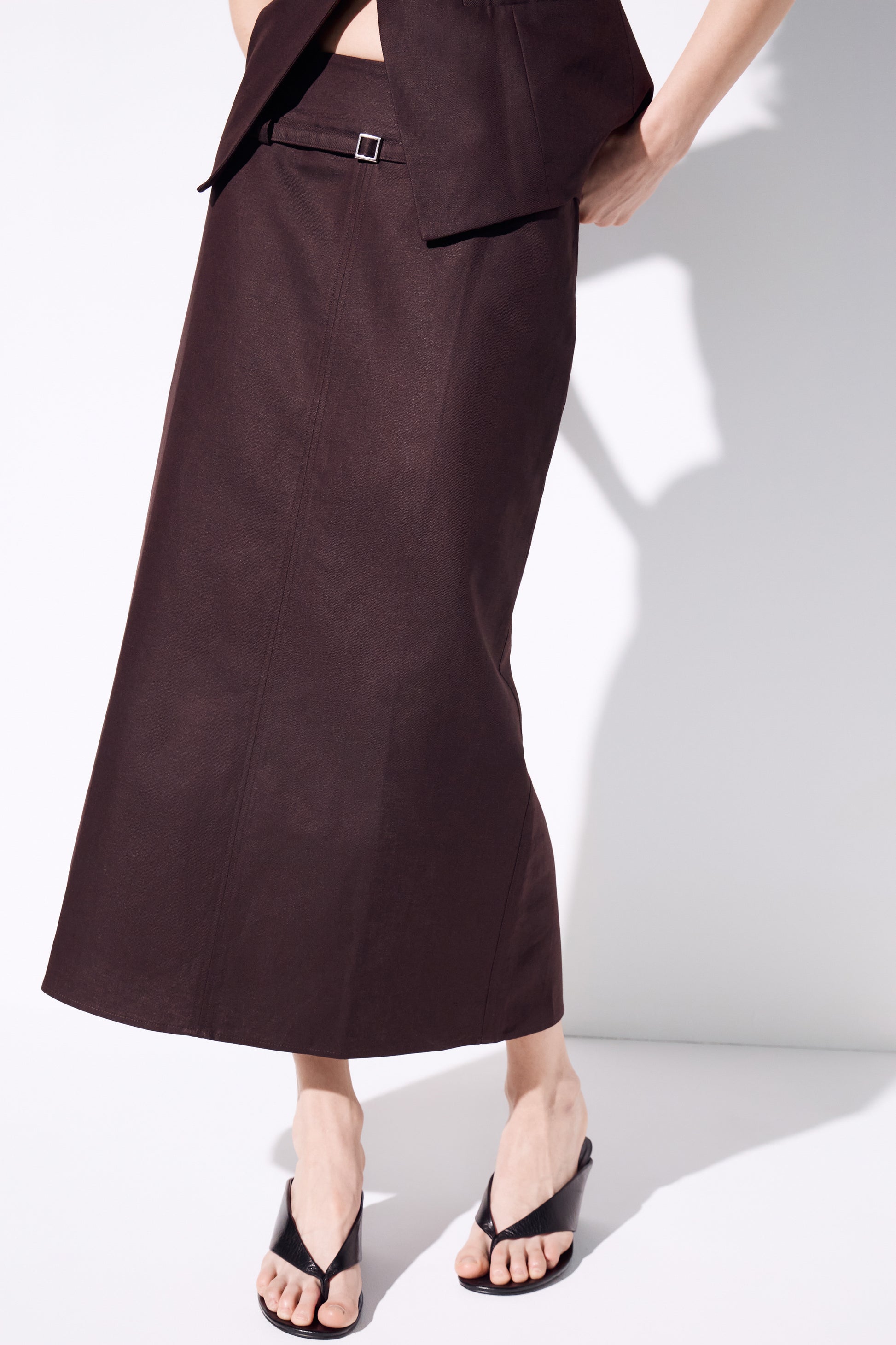 DARK BROWN