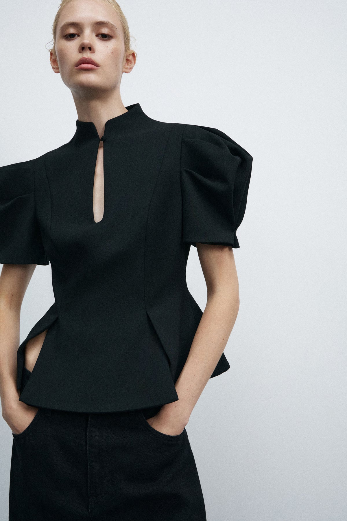 PUFF-SLEEVED BLOUSE