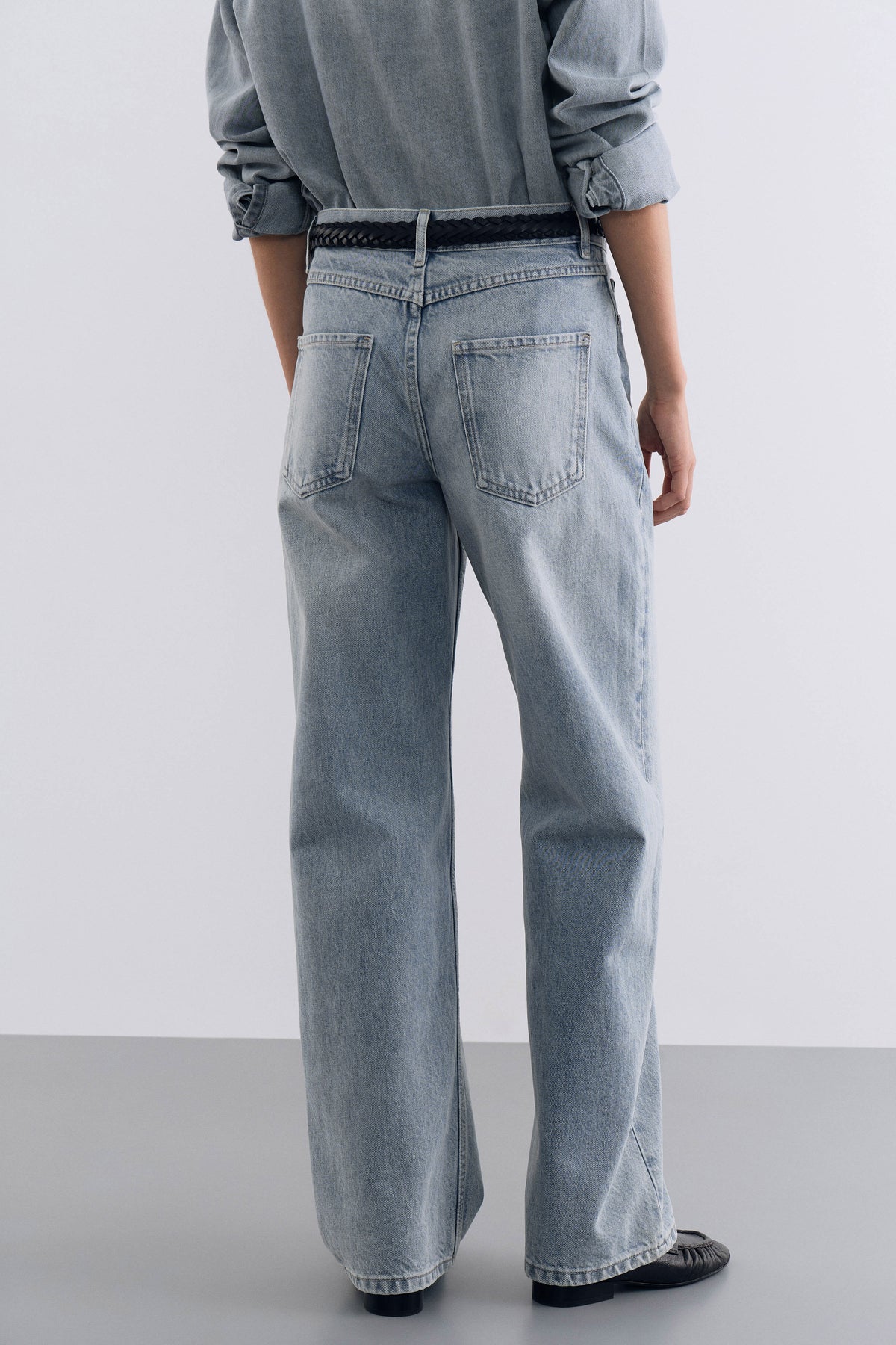 RELAXED MID-RISE JEANS